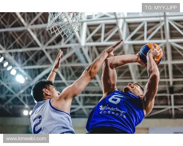 中国篮球队逆袭获胜 关键时刻表现突出 赛后球员信心满满